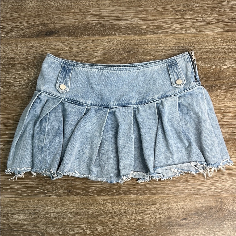 AKIRA Pleated Denim Mini Skirt– Light Wash – Size Large